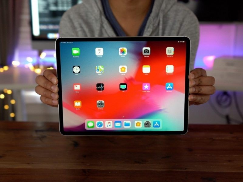 2018-iPad-Pro-In-Hand1-800x600 كيفية تصوير شاشة ايباد برو iPad Pro 2018