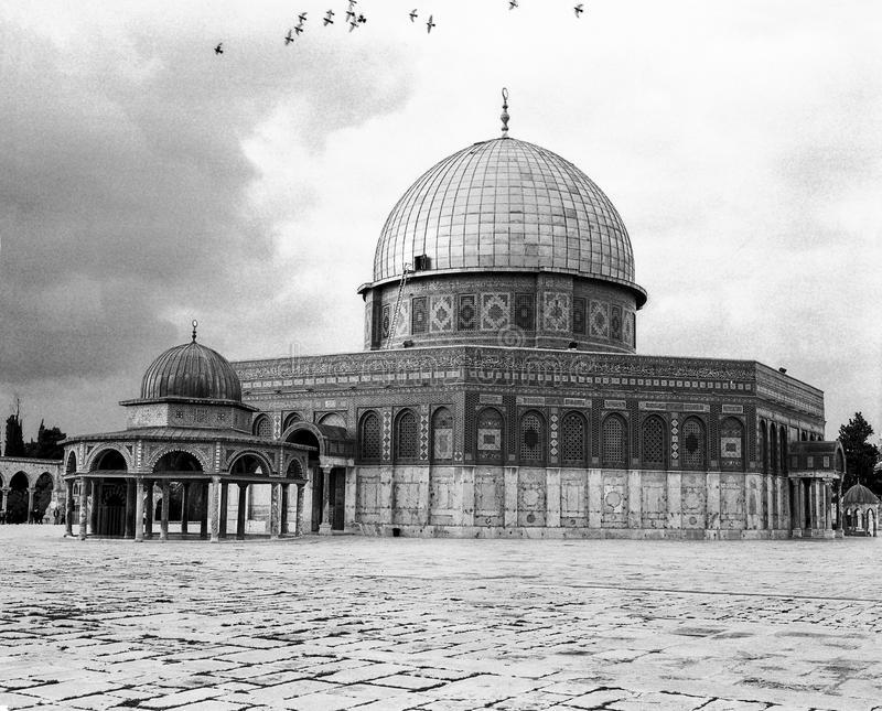 اضغط على الصورة لعرض أكبر

الاسم: dome-rock-black-birds-har-habayith-haram-ash-sharif-temple-mount-old-city-jerusalem-one-most-30674689.jpg
الحجم: 99.8 كيلوبايت
رقم التعريف: 225764